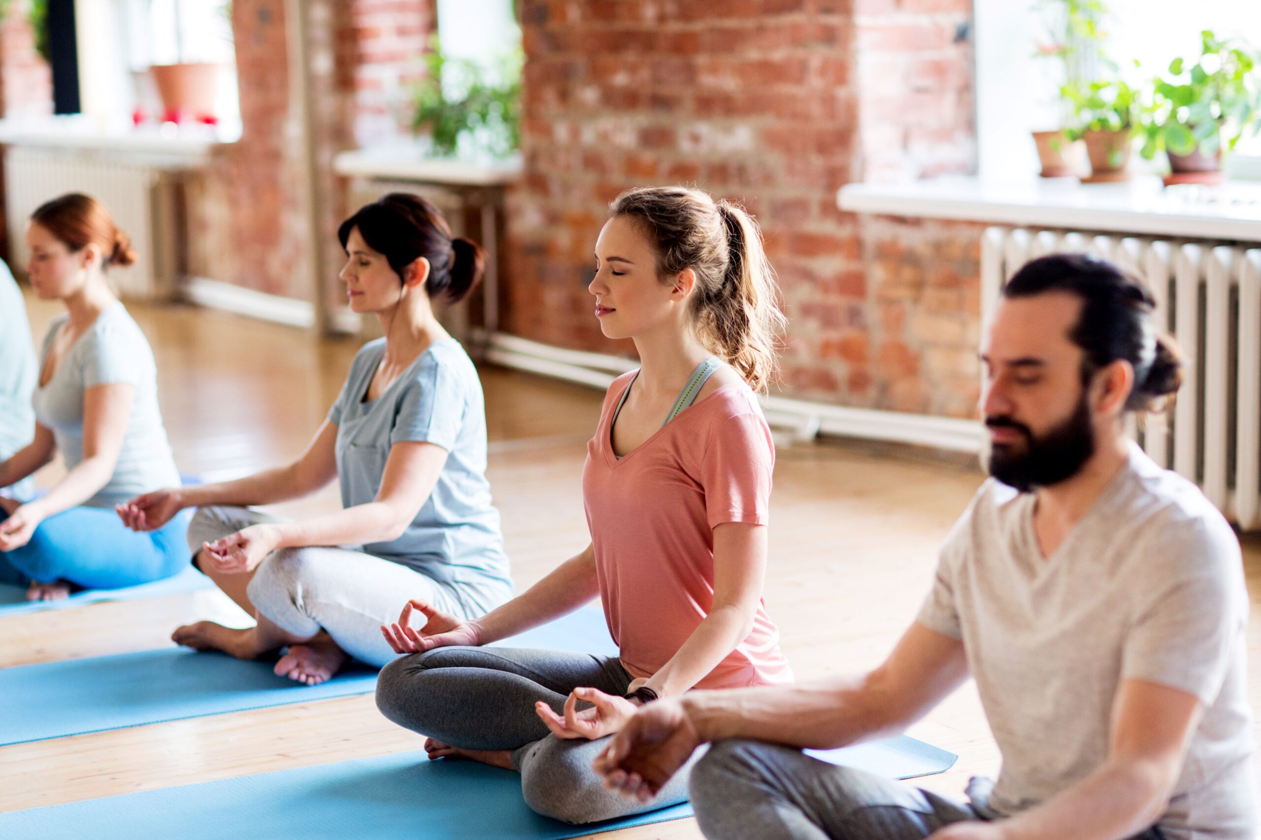 Kostenloser Trainingsplan Menschen beim Yoga